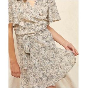 SESSUN mio swinger wrap over dress medium pastel floral short sleeve v-neck